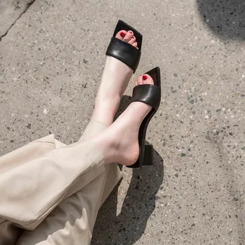 Krazing Puodą 2021 natūralios odos vasaros mulų aikštėje kojų med kulniukai peep toe aukščiausios kokybės Britų dizainas vientisos spalvos sandalai