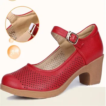 Vasaros sandalai etninės stiliaus motina batų oda vidutinio kulno skylę batai vidutinio amžiaus moterų Storio odiniai batai