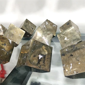 Gamtos Pyrite Heptahedron Kubo Akmens Kvadratinis Ornamentas Mineralinių Kristalų Pateikti Ir Dekoras, Kambario Dizainas, Kolekcijų Vintage Papuošalai