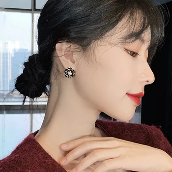 Elegantiškas Asimetrinis Dviejų Spalvų Camellia Pearl Stud Auskarai Moteris Naujų Korėjos Bižuterijos Įžymybė Temperamentas Priedai